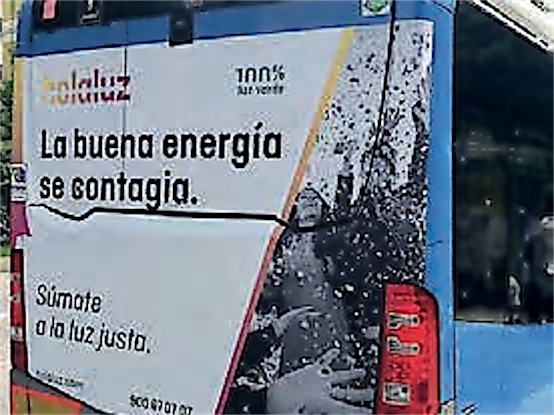 Trasera de un autobús urbano con la publicidad de una comercializadora eléctrica.