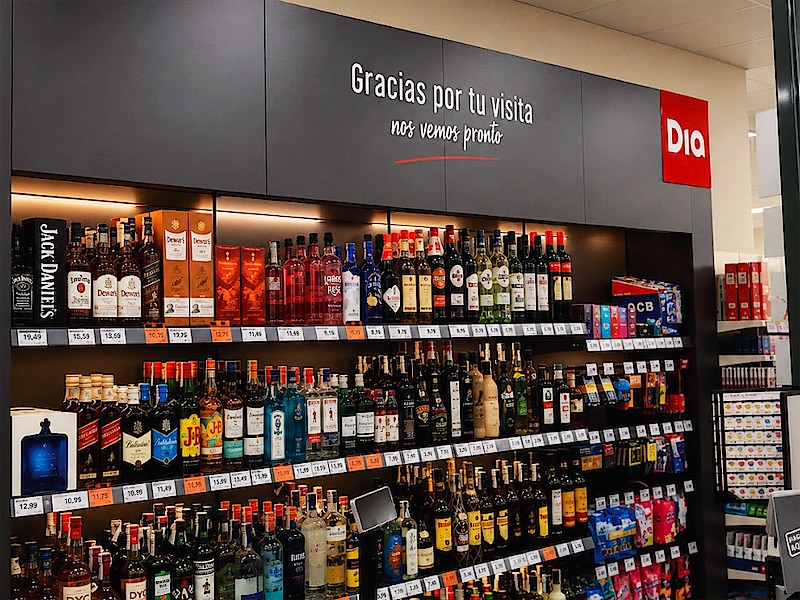 Lineal de un supermercado con cartelería de marca sobre las estanterías.