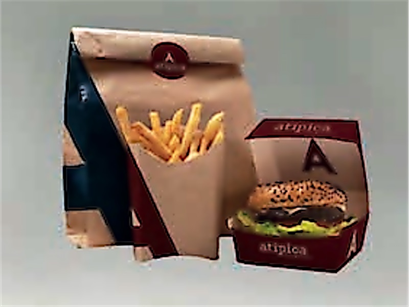 Bolsa de papel, cono de patatas y caja de hamburguesa con la marca de un restaurante.