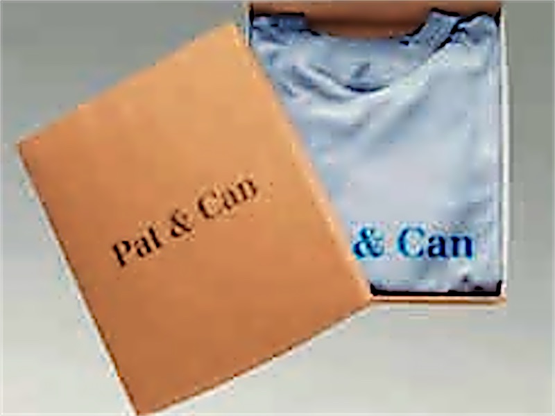 Caja de cartón kraft con el logotipo impreso y una camiseta marcada dentro.