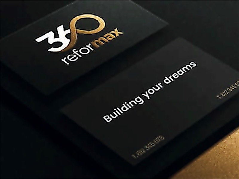 Tarjetas de visita negras con el logotipo de la empresa en dorado.